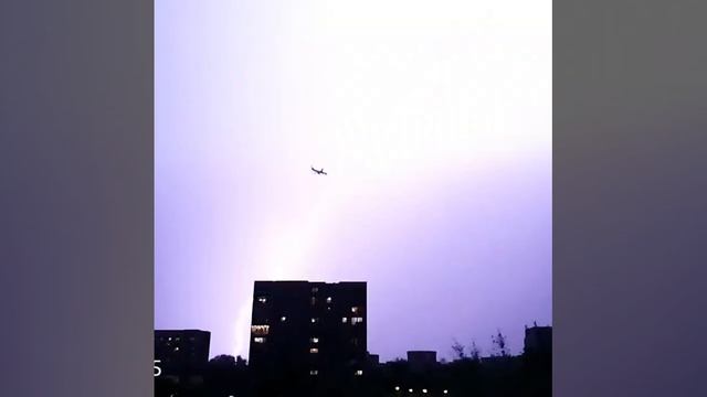 Момент удара молнии в пассажирский самолет попал на видео