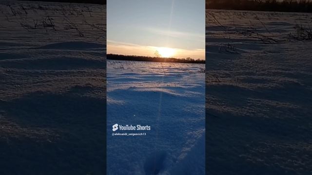 Красивая фактура снега на закате