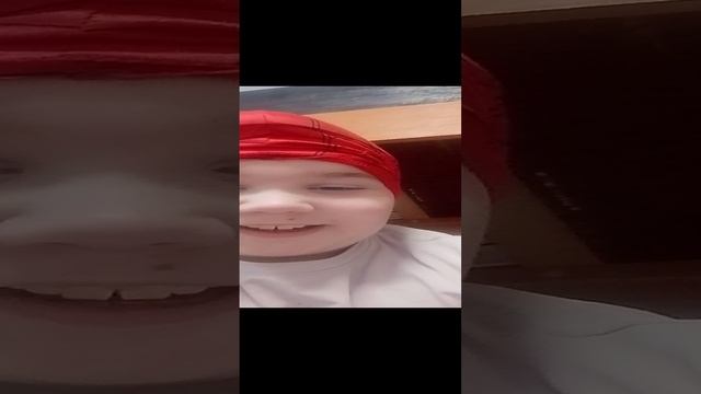 Показал лицо