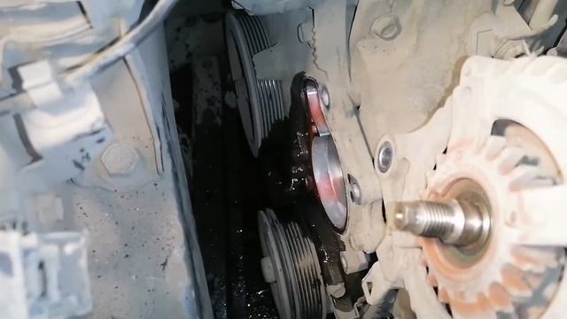Toyota Corolla 1zr-fe замена помпы и обгонной муфты генератора.mp4