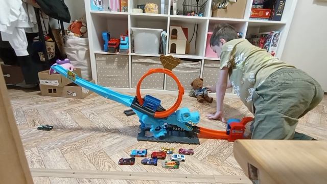 Валера сражается с голубым тиранозавром Hot Wheels City🚗🦖🔵