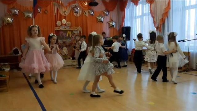 Елена Фищукова. Кадриль с ложками. Дети 5 лет.mp4