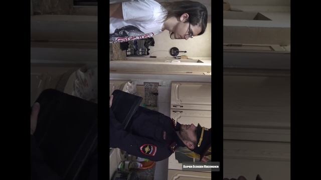 В полицейский пришел из за разбитого окна