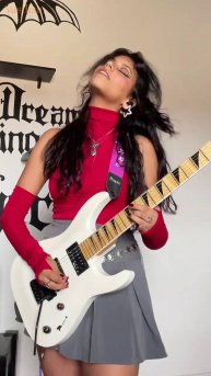 Девушка с гитарой 🎸