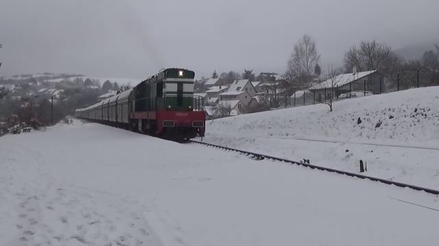 "Бамблби" Тепловоз ЧМЭ3 едет с полувагонами для угля, На фоне заснеженных холмов и гор