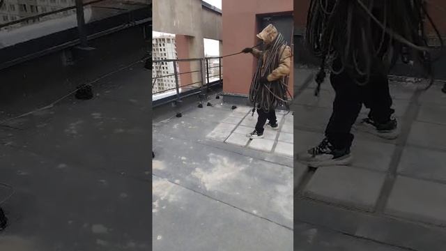 подъём сразу двух верёвок в конце рабочего дня вымышленный альпинист