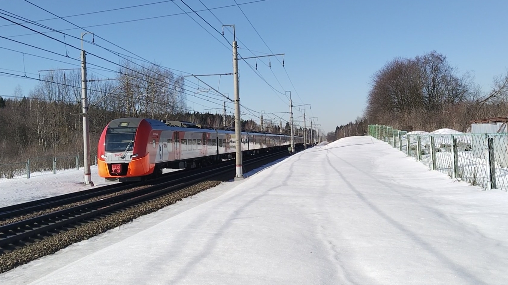 ЭС2Г-141 проследует по перегону.