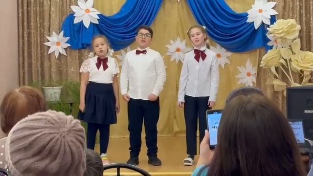 ГИМНАЗИСТЫ ИЗ ВЯТСКИХ ПОЛЯН ГОТОВЯТСЯ КО ДНЮ МАТЕРИ