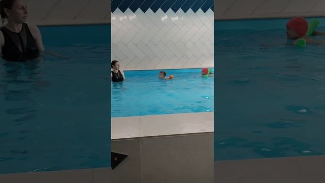 Русланв бассейне.mp4
