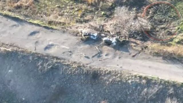 Разведчики Южной группировки войск ВС РФ при помощи FPV дронов уничтожили вражескую пулеметную точку