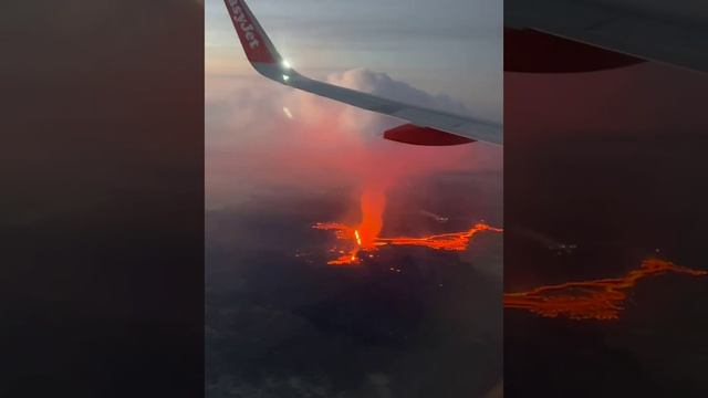 Вид на извергающийся в Исландии вулкан с высоты птичьего полета