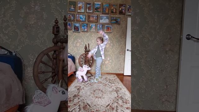 Юля танцует под Моцарта.