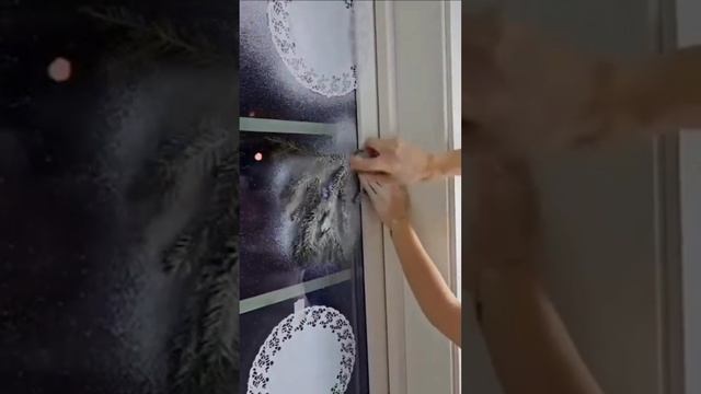 Искусственный снег из баллонов — это простой способ добавить праздничного уюта.