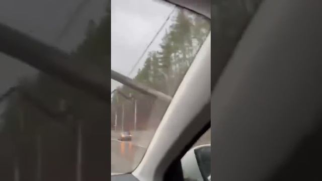 На Ангарском перевале в Крыму опора ЛЭП упала на автомобиль.