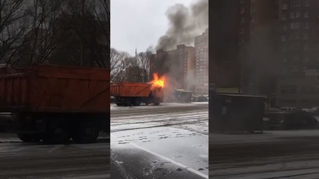 На Донинском шоссе у грузовика загорелась кабина