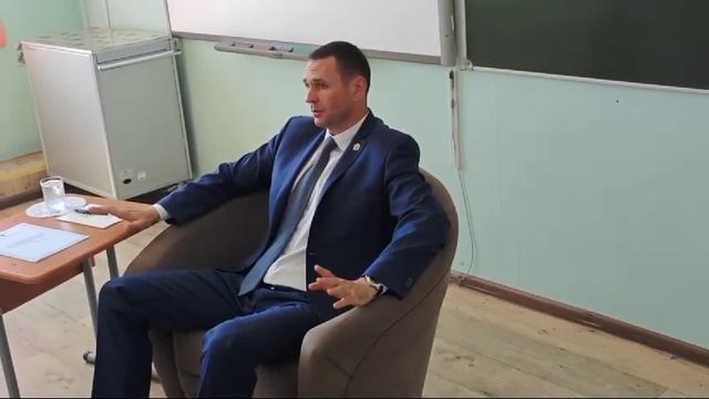 Зам главы по соц вопросам сидит слева и контролирует вопросы Губернатору и кивает
