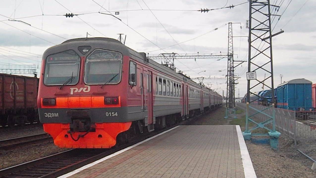 Электропоезд ЭД9М-0154. Отправление.
