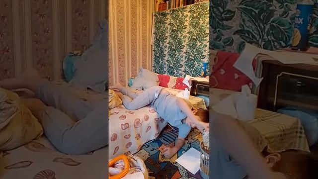 Степан играет в космос.1