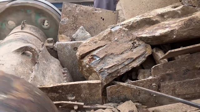 Строительство, дробление щебёнки