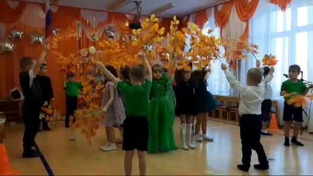 Елена Фищукова Осенний танец- дети 6 лет.mp4