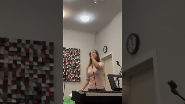 Страх перед пением на сцене.