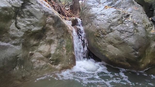 маленький водопад