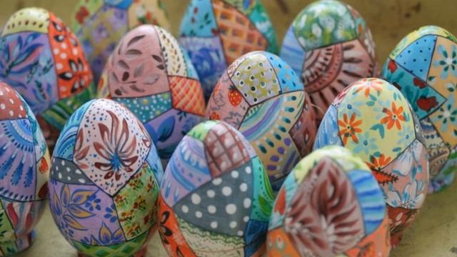 Пасхальное настроение создают тканевые яйца