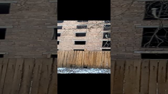 24/11/2024 Пятиэтажку бывшего общежития на ул. Красных Партизан демонтируют.