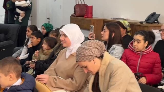Мам наших бравых бойцов поздравили солисты филармонии музыкальными номерами