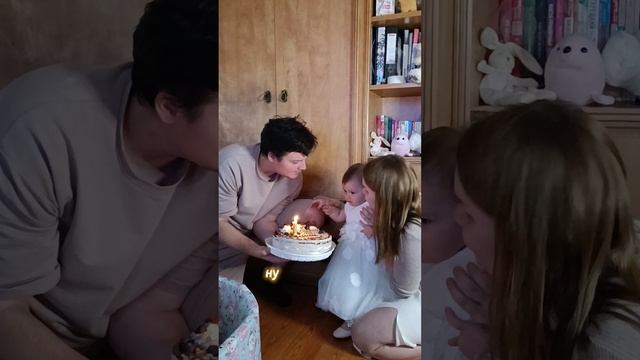 Попытка задуть свечку на торте 🎂