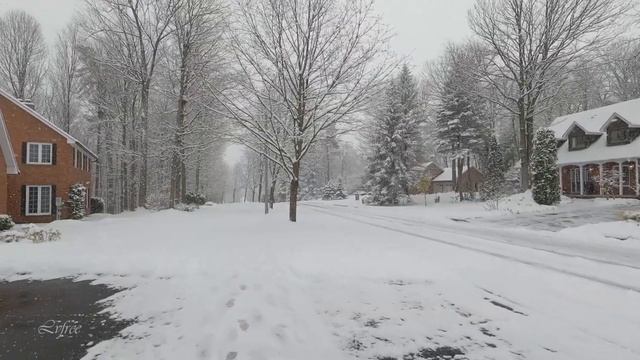 Зимний снегопад, прогулка по тихому району уютных домов