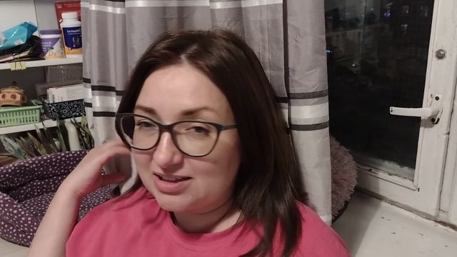 Котенок грызет волосы, это тоже для него игра