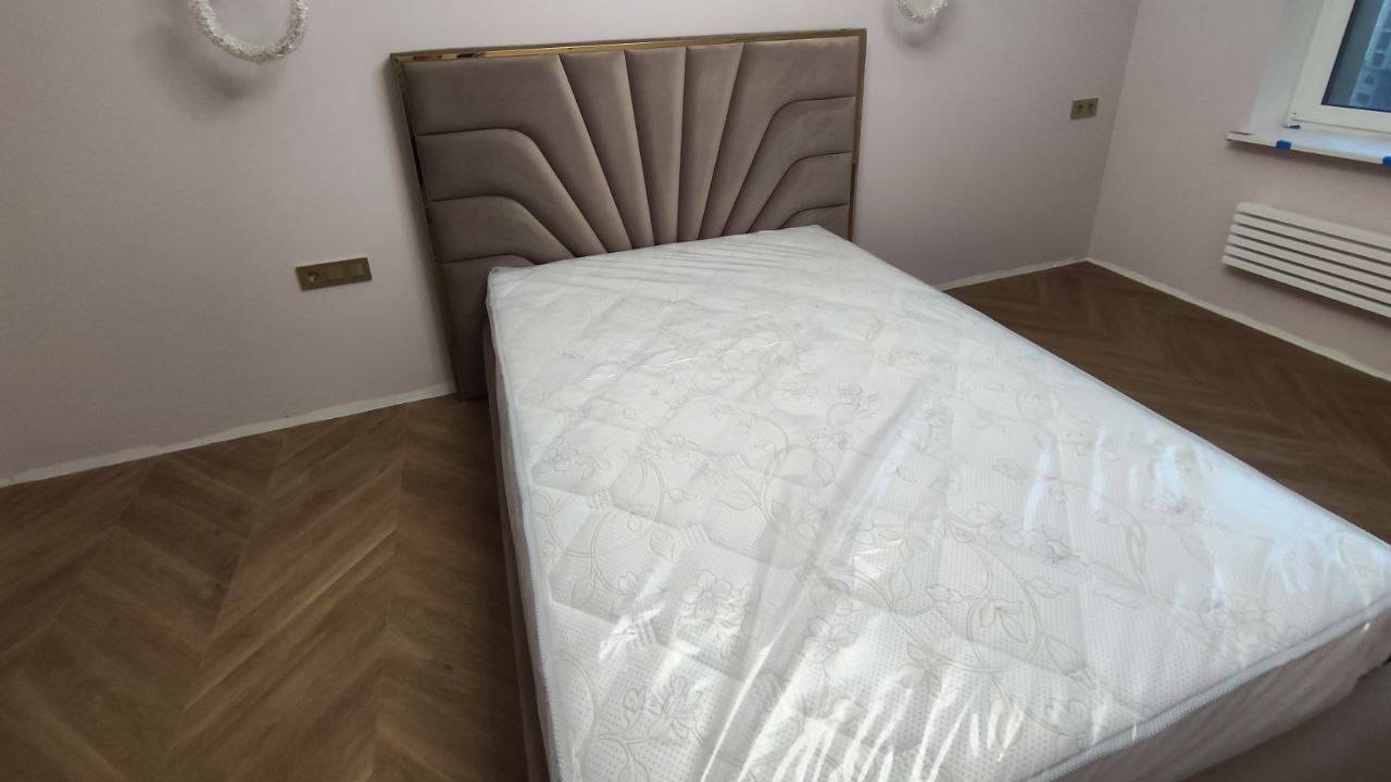 Взрослая двуспальная кровать в интерьере. Манхэттен