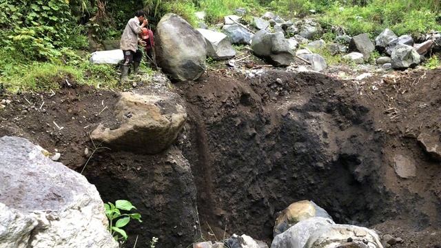 Строительство, шахтёры дружно скидывают валун что засыпать им яму