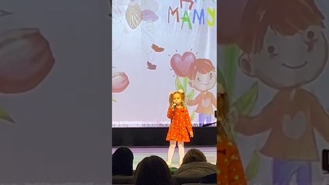 Мамочка моя, как хорошо, что ты есть у меня. Поет Варвара Комиссарова (6 лет), Лаишевский район, РТ