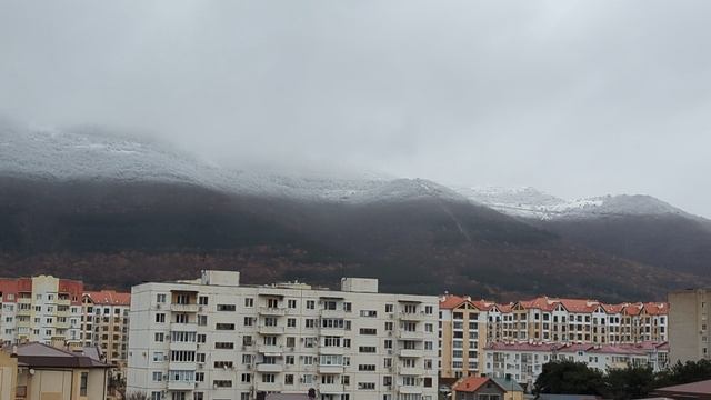 Сегодня в Геленджике непогода, выпал снег в горах, Маркотхский хребет в снегу, ветер, холодно, 24.11