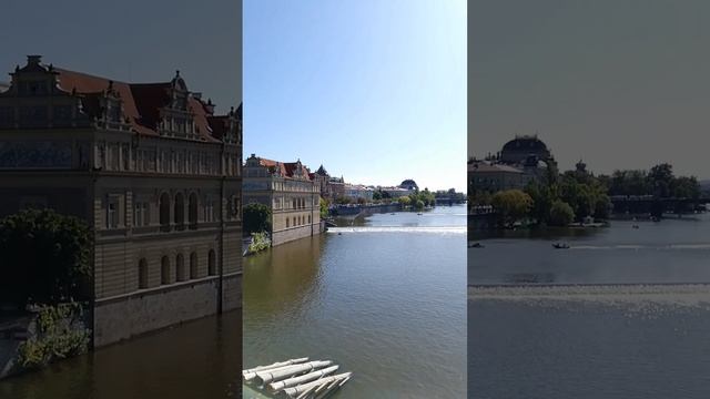 Дорога к знаменитому Карлову мосту и сам мост. Город Прага. Чехия.
