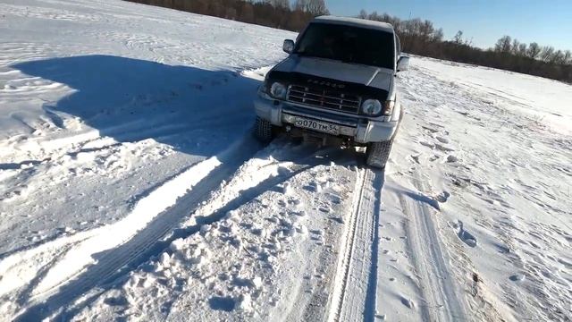 Покатушки на митсубиси паджеро по снежному полю! 😁