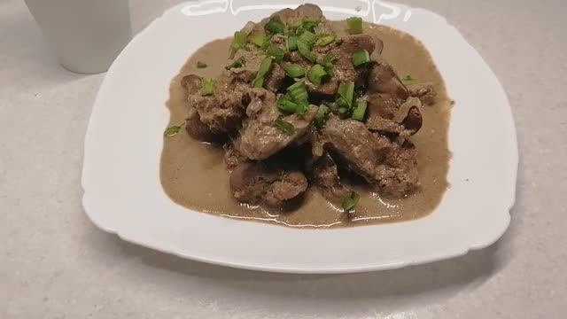 Куриная печень с луком в сметане! Супер мягкая и очень вкусная!