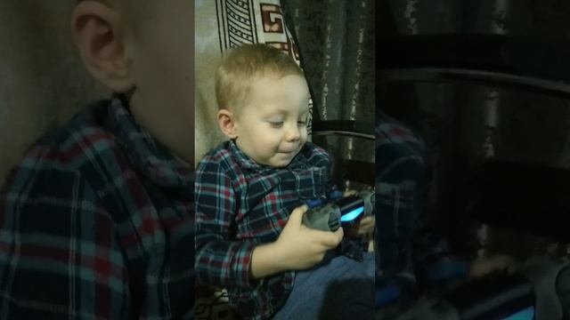 Даня катает на плойке