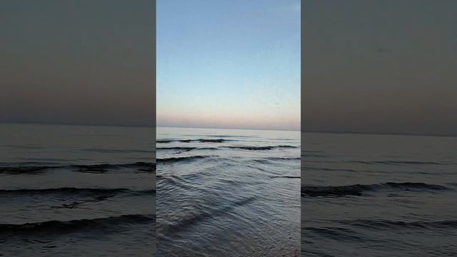 На берегу закат