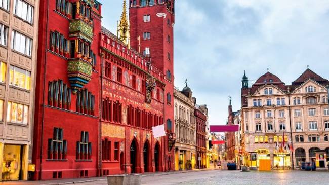 Поездка по улицам летнего Базеля - культурной столицы Швейцарии