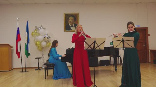 Трио: Миннекаева Диана (флейта), Лютикова Татьяна (гобой), Антакова Мария (фортепиано)