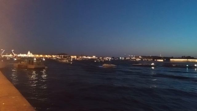 Нева. Вид с Дворцовой набережной. СПб. Июнь 2022 г.