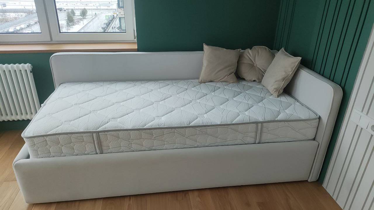 Детская угловая кроватка в интерьере детской комнаты. Бруни kids