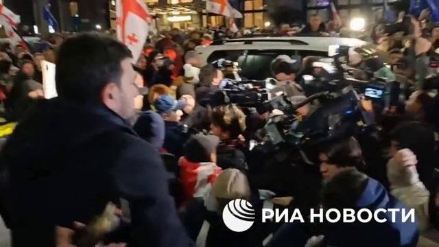 Тем временем в Тбилиси начались потасовки в полицейскими.