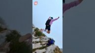 Если не знаете, как сделать прыжок с парашютом ещё страшнее. 😵