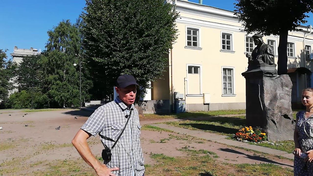 История реформации, Лютер. На фоне памятник Агриколе. Фрагмент экскурсии.