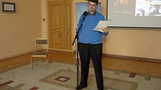 Я читаю Роберта Рождественского. Человеку мало надо