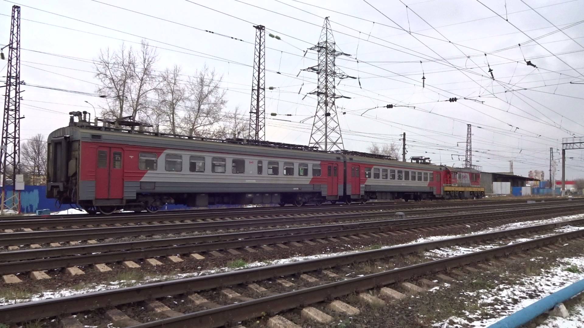 Тепловоз ЧМЭ3-2524 с перегоняемыми вагонами электропоезда ЭД9М